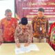 Ketua KPU Tapanuli Selatan Penataran Simanjuntak tandatangani berita acara penetapan DPT Pemilu 2024 di Aula Hotel Torsibohi Sipirok, Rabu (21/6) Waspada/ist.