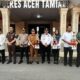 Kapolres Aceh Tamiang, AKBP Muhammad Yanis bersama unsur terkait dan para pemenang lomba Satkamling dalam rangka HUT ke-77 Bhayangkara di wilayah hukum Polres Aceh Tamiang. Waspada/Yusri