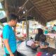 CAMAT Pangkalansusu Agung Tritantyo, S.STP, M.AP samperi balita stunting yang tergeletak di atas meja dagangan ibunya. Waspada/Ist