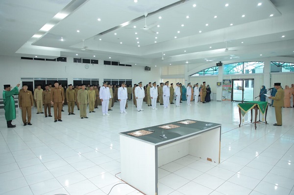 Bupati Asahan Surya sewaktu mengambil sumpah jabatan Utomo yang dilantik menjabat Kabag Kesra bersama para pejabat pimpinan pratama, administrator dan pejabat pengawas di Pemkab Asahan, foto direkam pada Selasa (6/6) lalu. Waspada/Ist