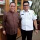 Kepala BPjamsostek Cabang Padangsidimpuan Dr. Sanco Simanullang (kiri) foto bersama dengan Sekwan DPRD Madina Afrizal Nasution, Selasa (20/6). Waspada/ist.