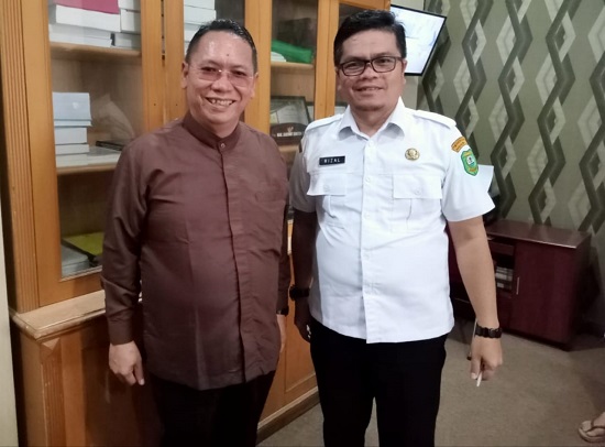 Kepala BPjamsostek Cabang Padangsidimpuan Dr. Sanco Simanullang (kiri) foto bersama dengan Sekwan DPRD Madina Afrizal Nasution, Selasa (20/6). Waspada/ist.
