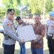 Tampak dalam gambar Kapolres Sabang, AKBP Erwan, SH, MH menyerahkan hadiah kepada pemenang lomba Poskambling. (Waspada/ist.)