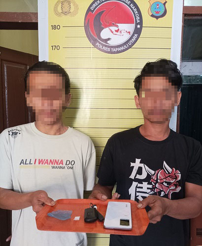 Dua orang terduga pengguna sabu-sabu di tahan Satuan Reserse (Sat Res) Narkoba Polres Taput, Rabu (21/6). Waspada/ist