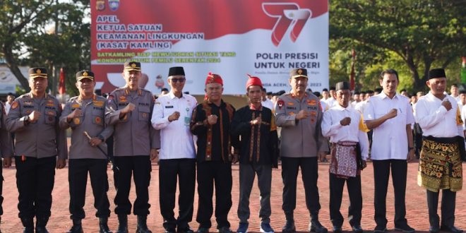 Asisten Administrasi Umum Sekda Aceh, Iskandar AP, foto bersama usai menghadiri Apel Ketua Satuan Keamanan Lingkungan (Kasat Kamling) di Lapangan Mapolda Aceh, Rabu (21/6). (Waspada/Zafrullah)