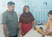 Tri Wulan Dini, 10,5 tahun, bocah perempuan bocor jantung asal Gampong Lampoih Krueng, Kecamatan Kota Sigli, Kabupaten Pidie terlihat duduk di atas ranjang di ruang rawat inap RSUD Tgk Chik Ditiro Sigli, saat dibesuk Ketua KP2A M.R Yani Z, Rabu (21/6). Waspada/Muhammad Riza