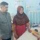 Tri Wulan Dini, 10,5 tahun, bocah perempuan bocor jantung asal Gampong Lampoih Krueng, Kecamatan Kota Sigli, Kabupaten Pidie terlihat duduk di atas ranjang di ruang rawat inap RSUD Tgk Chik Ditiro Sigli, saat dibesuk Ketua KP2A M.R Yani Z, Rabu (21/6). Waspada/Muhammad Riza