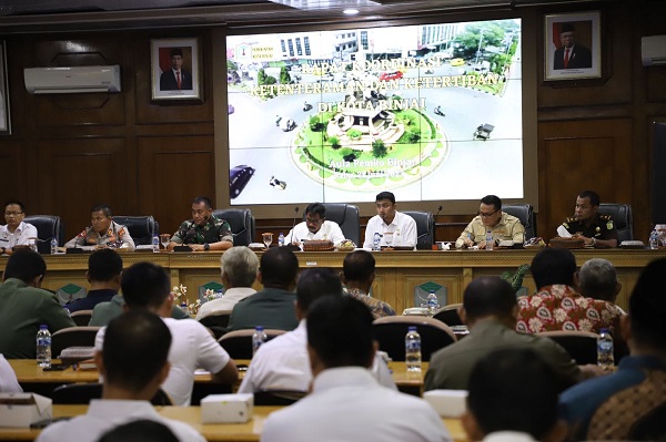 Terlihat wali kota memimpin rapat koordinasi ketenraman dan ketertipan walayah Kota Binjai.(Waspada/Ist).