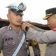 Kapolres AKBP Fernando (kanan) menyematkan ban lengan secara simbolis kepada salah seorang Polisi RW saat meluncurkan Polisi RW sebanyak 337 personel di lapangan apel Mapolres, Jl. Jend. Sudirman, Rabu (21/6).(Waspada-ist).