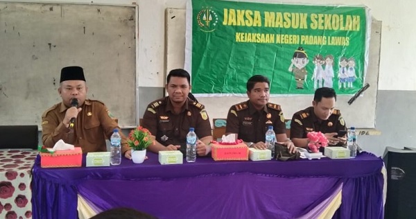 Kasi Intel Kejaksaan Negeri Padanglawas gelar program Jaksa Masuk Sekolah (JMS) di SMAN 1 Barumun, Kamis (22/6). Waspada/Idaham Butar Butar/B