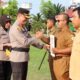 Kapolres Aceh Utara, AKBP Deden Heksaputera S, S.I.K, menyerahkan piagam penghargaan dan hadiah kepada tiga pemenang lomba pos Satkamling tingkat Polres, Rabu (21/6). (Waspada/ist)