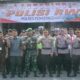 Kapolres AKBP Fernando (sebelas kanan) memimpin apel Satkamling secara serentak dan pose bersama Wakapolres Kompol Pardamean Hutahaean (sepuluh kanan) dan lainnya usai apel di lapangan apel Mapolres Kota Pematangsiantar, Rabu (21/6).(Waspada-ist).