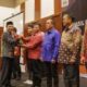 Asisten Pemerintahan, Keistimewaan Aceh dan Kesejahteraan Rakyat Dr. M. Jafar, SH, M.Hum, didampingi Kepala Bappeda Aceh H.T.Ahmad Dadek SH,MH menyerahkan plakat penganugerahan penilaian kinerja Pemerintah Kabupaten/Kota dalam pelaksanaan delapan aksi konvergensi kecepatan penurunan stunting tahun 2022 di Hermes Palace Hotel, Banda Aceh, Rabu (21/06/23) malam.(Waspada/T.Mansursyah)