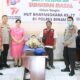 Kapolres Binjai AKBP Hendrick Situmorang melihat langsung kegiatan bakti sosial sunatan massal. (Waspada/Ist).
