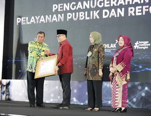 Bupati Deliserdang H Ashari Tambunan saat menerima penghargaan Top 99 Inovasi Layanan Publik dari Menpan RB tahun lalu. Waspada/ist