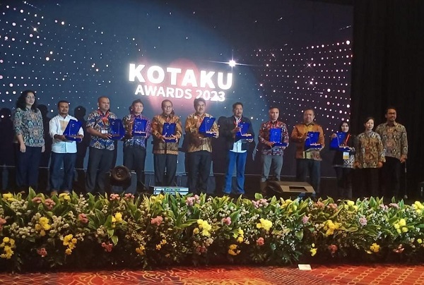 Kadis PUPR Kota Langsa, Muharram ST MSi dan Koordinator KOTAKU Kota Langsa, Maulina Santi ST, saat menerima dua penghargaan KOTAKU Awards, di Hotel Bidakara Jakarta, Rabu (21/6). Waspada/Ist