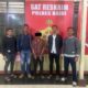 TERSANGKA pelaku penganiayaan JMU (tengah) diamankan di Polres Dairi. Waspada/ist