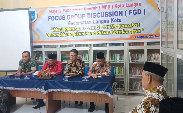 Ketua MPD Kota Langsa Drs A Samad Hasan, saat memberi kata sambutan pada acara pembukaan FGD tentang pendidikan, Kamis (22/6). (Waspada/ Ibnu Sa'dan)