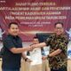 Anggota KPU Asahan Divisi Perencanaan, Data dan Informasi Kelana Muttaqin Simanjuntak memberikan berita acara hasil rapat Pleno Terbuka DPSHP dan DPT kepada Ketua Bawaslu Asahan Khomaidi Hambali Siambaton. Waspada/Ist