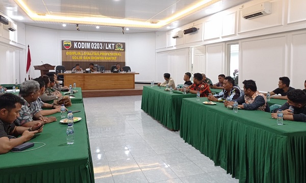 Wali Kota Binjai, Dandim, Kapolres, dan pengurus PP-IPK mengadakan pertemuan. Di tengah pertemuan itu terjadi bentrokan dua kelompok massa. (Waspada/Ria Hamdani)