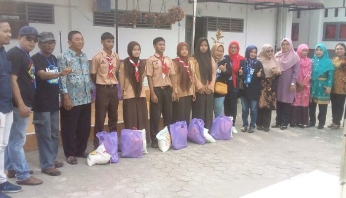 Alumni 97 SMAN 1 Babalan Bagi Sembako Kepada Siswa Yatim Piatu 