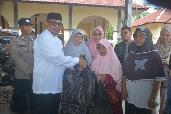 Pj Wali Kota Langsa, Ir Said Mahdum Majid, saat meninjau pasar murah yang digelar Diperindah dan Bulog, di Kecamatan Langsa Lama, Jumat (23/6). Waspada/Rapian