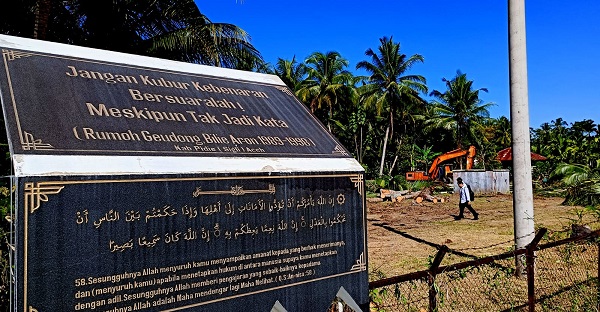 Monumen Rumoh Geudong di Gampong Bilie, Kemukiman Aron, Kecamatan Glumpang Tiga, Kabupaten Pidie sedang dibongkar, Jumat (23/6). Waspada/Muhammad Riza