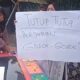 Tangkapan layar aksi ibu-ibu perwiritan saat menggerebek dan menutup paksa lokasi mesin godok-godok yang diduga tempat perjudian. Waspada/Ist