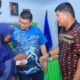 Bupati Labura Hendriyanto Sitorus saat meninjau pembagian BLT DD di Desa Membang Muda, Kualuh Hulu, Jumat (23/6). Waspada/Ist