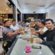 Aminullah Usman bersama pengurus Ippelmas Banda Aceh terpilih periode 2023/2025 dan kawan-kawan di Join Kopi Punge Blang Cut. Sabtu (24/6) malam. Waspada/Ist