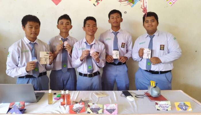 Siswa SMA Nurul Ilmi P.Sidimpuan Ciptakan Kertas Dari Batang Pisang