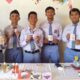 Siswa Kelas X SMA Swasta Nurul Ilmi P.Sidimpuan memperlihatkan kertas dari pelepah pisang hasil karya mereka pada pameran sains karya siswa SMA Swasta Nurul Ilmi P.Sidimpuan. Waspada/Mohot Lubis