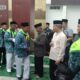Plt. Bupati Padanglawas, drg. H. Ahmad Zarnawi Pasaribu, CHt, MM, MSi, MH memberangkatkan 52 orang jamaah Calhaj Palas gelombang kedua yang tergabung dalam kloter 17 Embarkasi Kualanamu, Medan. (Waspada/Idaham Butar Butar/B)