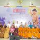 Wabup Deliserdang HM. Ali Yusuf Siregar, Anggota DPRD Deliserdang dari Partai PKB, H. Rahmadsyah, Tokoh Agama Buddha Deliserdang Upasaka Pandita Muin, Ketua Panitia Hari Raya Tri Suci Waisak Bersama Suhu Deny, berfoto bersama Bikku Sagha. (Waspada/Edward Limbong).