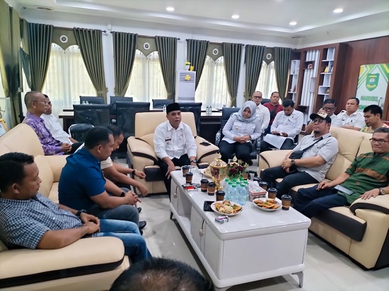 Bupati Madina HM Jafar Sukhairi Nasution, Wabup Atika Azmi Utammi Nasution, sejumlah pimpinan OPD termasuk Kepala Badan Inspektorat Madina Rahmad Daulay saat coffee morning di ruang bupati, kemarin. Waspada/ist