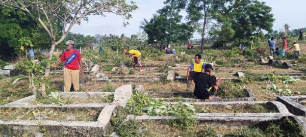 Warga Gampong Raya Paya, Kemukiman Bungie, Kecamatan Simpang Tiga, Kabupaten Pidie bergotong royong. Mereka membersihkan Tempat Perkuburan Umum (TPU), Minggu (25/6). Waspada/Muhammad Riza