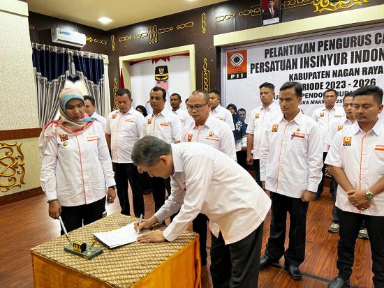 Pengurus PII Cabang Nagan Raya dilantik di Anjungan Pendopo Bupati Nagan Raya, Minggu (35/6).(Waspada/Muji Burrahman)