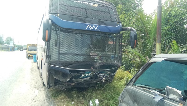 BAGIAN depan Jetbus Kurnia BL 7802 PB tampak ringsek akibat tabrakan dengan mobil Honda Jazz BK 1173 HY. Waspada/Asrirrais