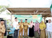 Pj Bupati Aceh Barat Mahdi Efendi meninjau pasar murah di Kuta Padang Meulaboh, Senin (26/6).(Waspada/Muji Burrahman)