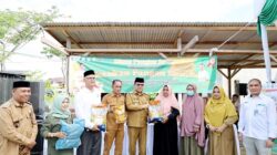 Pj Bupati Aceh Barat Mahdi Efendi meninjau pasar murah di Kuta Padang Meulaboh, Senin (26/6).(Waspada/Muji Burrahman)