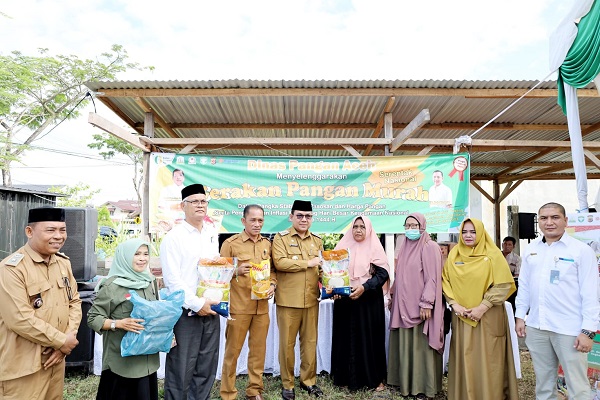 Pj Bupati Aceh Barat Mahdi Efendi meninjau pasar murah di Kuta Padang Meulaboh, Senin (26/6).(Waspada/Muji Burrahman)