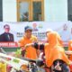 Anggota DPR RI, Dr. H. Hermanto, SE., MM melalui Nova Zahara yang merupakan Anggota DPR Aceh dari Fraksi PKS saat mempeusejuk hand traktor dan Penggunaan perdana di samping Kantor Datok Penghulu Kp. Banai, Kamis (8/6). Waspada/ist