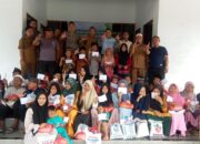 PARA anak yatim tampak cerita menerima santunan dari manajemen PT KPU. Waspada/Asrirrais