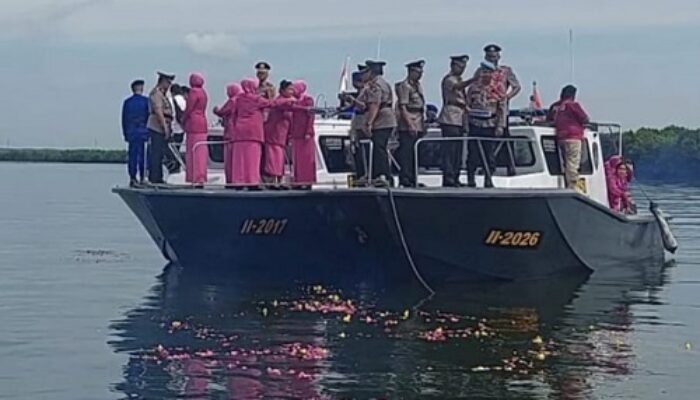 Kapolres Langkat Tabur Bunga Di Laut P.Brandan