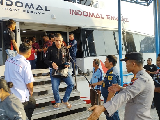 Petugas dari Polres Tanjungbalai, Kanim Kelas II TBA, KSOP TBA, dan instansi terkait lainnya membantu proses deportasi WNI yang dipulangkan Kerajaan Malaysia. Waspada/Rasudin Sihotang