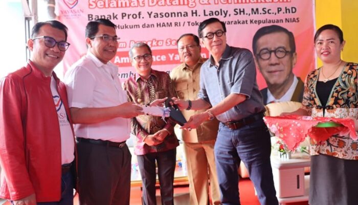 Ketua Yayasan NIAS Terima Bantuan Ambulans Dari Menkumham