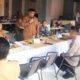 Pj Wali Kota Langsa, Ir Said Mahdum Majid memberikan arahanya dalam menyerahkan Surat Keputusan (SK) penetapan tanah Area Penggunaan Lain (APL) untuk pembangunan Mako Satuan Polisi Air (Satpolair) Polres Langsa, di Lantai 2 Rangkang Coffee, Senin (26/6). Waspada/Rapian