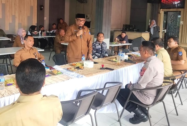 Pj Wali Kota Langsa, Ir Said Mahdum Majid memberikan arahanya dalam menyerahkan Surat Keputusan (SK) penetapan tanah Area Penggunaan Lain (APL) untuk pembangunan Mako Satuan Polisi Air (Satpolair) Polres Langsa, di Lantai 2 Rangkang Coffee, Senin (26/6). Waspada/Rapian