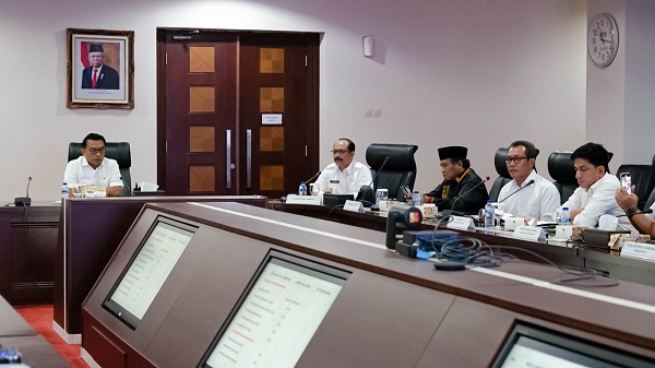 Pj Bupati Aceh Tamiang, Meurah Budiman saat menemui Kepala Staf Kepresidenan, Jenderal (Purn) Dr. Moeldoko di Gedung Bina Graha, Komplek Istana Kepresidenan RI di Jakarta, Rabu (7/6/23) kemarin. Waspada/Ist