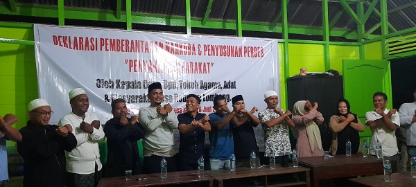 Tokoh masyarakat dan warga Roburan Lombang melawan penyalahgunaan Narkoba. Waspada/Ist